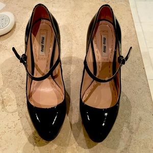 Miu miu blk patent mary jane pumps.
